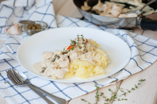 Индейка с каперсами в белом вине и сливках с картофелем