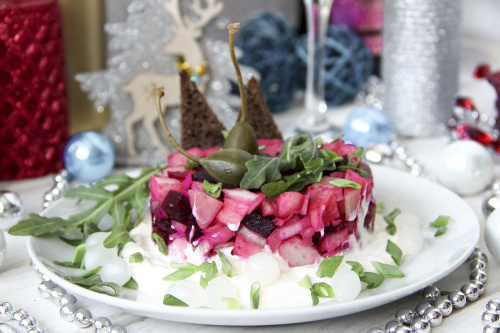 Сельдь со свеклой по-татарски с яблоком, каперсами, маринованным луком-мини (1 шт на 2-3 персоны)