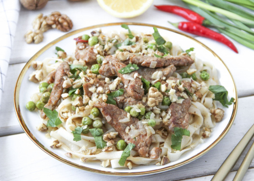 Сочная свинина с лапшой удон, зелёным горошком и грецким орехом