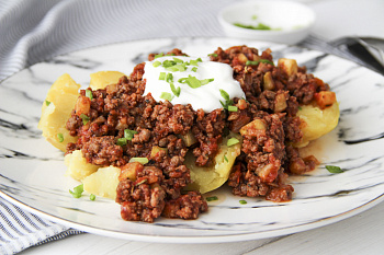 Печеный картофель в фольге с мясным соусом из говядины