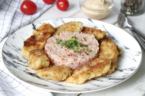 Кусочки трески в панировке с пряным соусом и рисом басмати с томатами