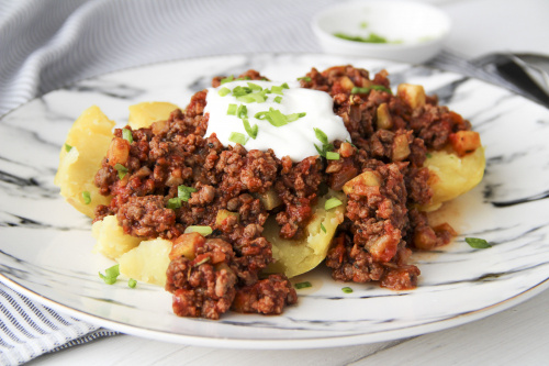 Печеный картофель в фольге с мясным соусом из говядины