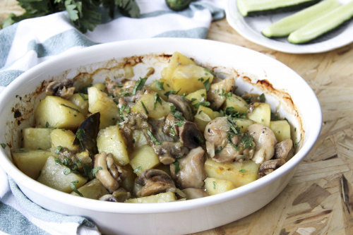 Жаркое из курицы с картофелем, грибами и свежими огурцами